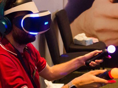 Un jugador con un casco de realidad virtual en Gamelab Barcelona.