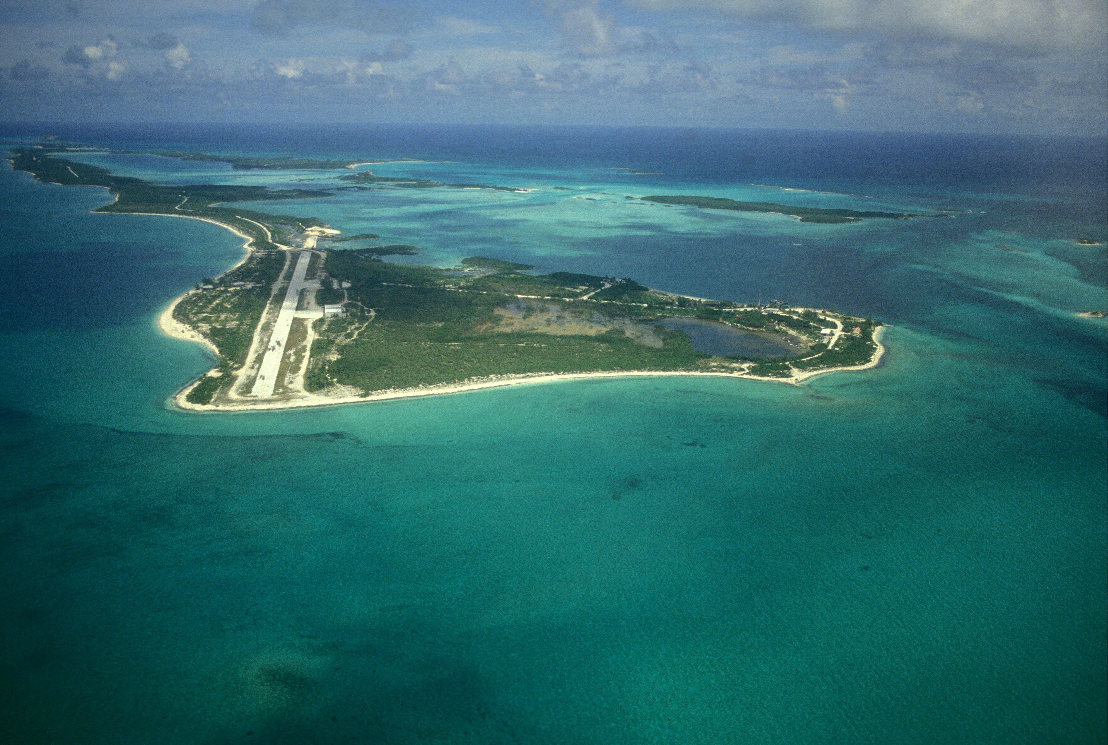 Vista aérea de la isla de Carlos Lehder, en las Bahamas, con una pista de aterrizaje privada de 2 kilómetros, en 1988. Desde aquí, la droga que llegaba de Colombia se enviaba en pequeños aviones a Florida.