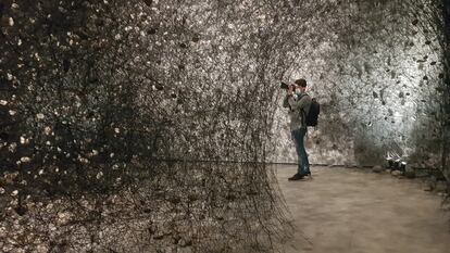 La pieza de Chiharu Shiota instalada en la Fundación Sorigué de Balaguer, Lleida.