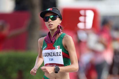 Alegna González compite en la competencia de caminata de 20 km en los Juegos Olímpicos de Tokio 2020.