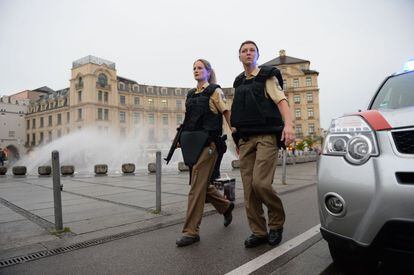 Agentes de la policia patrullan en la plaza Stachus después del tiroteo que tuvo lugar en el centro comercial Olympia de Múnich, Alemania. 
