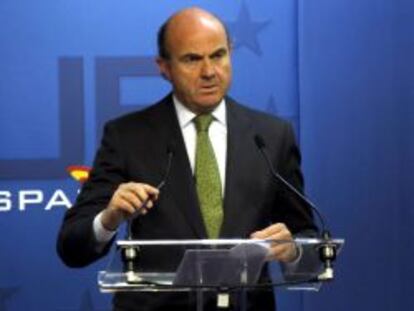 El ministro espa&ntilde;ol de Econom&iacute;a, Luis De Guindos, durante una conferencia de prensa en Bruselas al t&eacute;rmino de una reuni&oacute;n del Ecofin