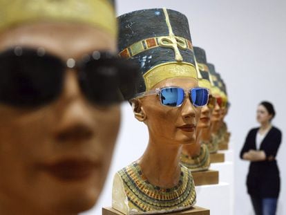 Obras de la artista alemana Isa Genzken, que representa el busto de Nefertiti con gafas de sol, en el centro Martin Gropius Bau de Berlín (Alemania).