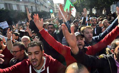 Manifestantes reclaman "un cambio de régimen" en Argelia, este viernes.
