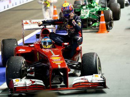 Webber, subido al coche de Alonso. 