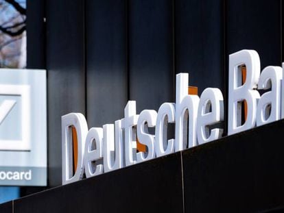 El rótulo de las oficinas de Deutsche Bank en Oldenburg, Alemania