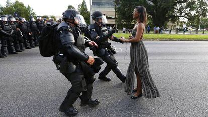 Una mujer se enfrenta a la polic&iacute;a de Baton Rouge, EE UU.