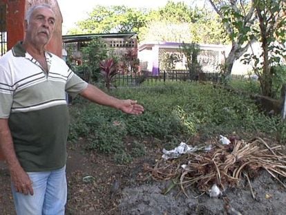 Arturo Moreno, enterrador de Tapachula, Chiapas, señalando una de las fosas comunes, convertida en basurero, donde se entierra a los migrantes sin identificar.