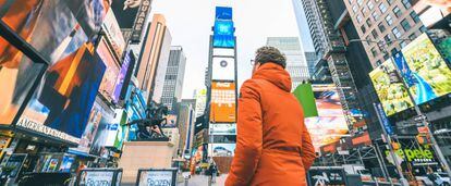 Un hombre admira los carteles de Times Square en Nueva York (EE UU).