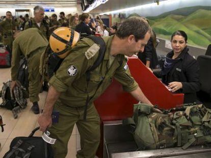 Un soldado israelí entrega su equipaje antes de volar a Nepal.
