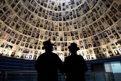 Dos hombres visitan 'La Sala de los Nombres' del Memorial del Holocausto Yad Vashem en Jerusalén, Israel.