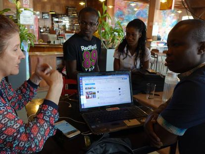 Encuentro de blogueros en una cafeter&iacute;a en Abiy&aacute;n. 