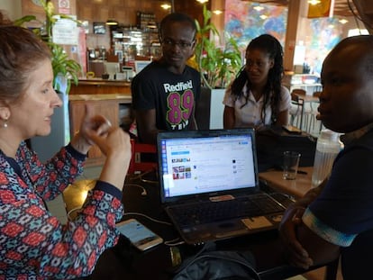 Encuentro de blogueros en una cafeter&iacute;a en Abiy&aacute;n. 