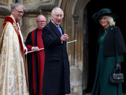El rey Carlos III, con la reina consorte, Camila, este domingo.