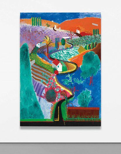 La obra de David Hockney Nichols Canyon (1980), considerada una de las piezas más significativas del pintor británico, fue vendida el pasado lunes por poco más de 41 millones de dólares (33,8 millones de euros) en una subasta organizada por la casa de subastas Phillips en Nueva York, que marcó un récord mundial para uno de sus cuadros de paisajes.
La pintura de Hockney, de 83 años, había sido valorada en 34 millones de dólares (28 millones de euros). Descrito por Phillips como “el paisaje más importante de Hockney en llegar nunca a una subasta”, la pintura fue expuesta en noviembre en Londres, y después en Hong Kong, para exhibirse más tarde en Nueva York.
El cuadro, de más de dos metros de alto y metro y medio de ancho, marca la vuelta y aceptación total de las pinturas de paisajes de Hockney tras una breve incursión en la fotografía en los años setenta, y fue incluida en la exposición A New Spirit in Painting, en la Real Academia de Londres, celebrada en 1981.