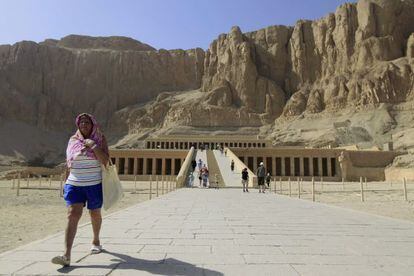 Una turista sale del templo de Hatshepsut, en Luxor