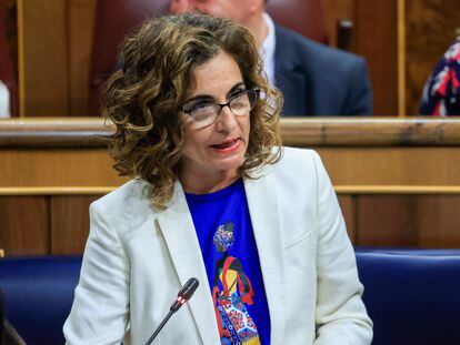 La ministra de Hacienda, María Jesús Montero, interviene en la sesión de control en el Congreso de los Diputado este miércoles.