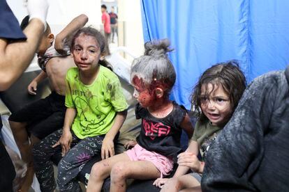 Niños palestinos heridos tras los ataques de Israel, en el hospital Shifa de Gaza, este jueves 12 de octubre. 