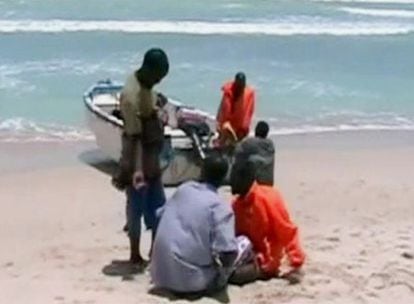 Piratas de Eyl en una de las playas del enclave somalí.