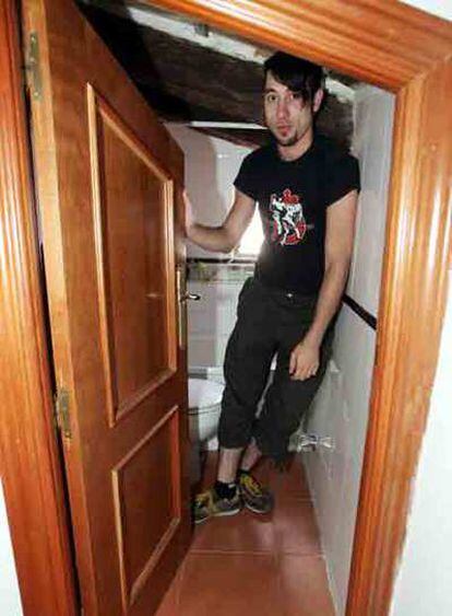Christian Coll, en el baño de su <i>minipiso</i> en Lavapiés (Madrid).