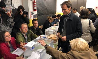 El candidato de ECP por Barcelona al Congreso, Jaume Asens, vota en Barcelona con su abuela, de 101 años.