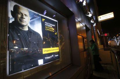 Oficina de Trust Bank en Mosc&uacute; con la publicidad que protagoniza el actor Bruce Willis. 