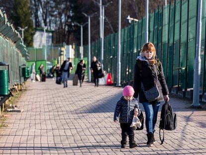 Familias ucranias andan por la frontera con Polonia en Medyka, el día mismo del ataque ruso contra su país, el 24 de febrero de 2022.