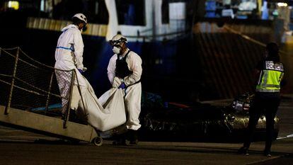 Traslado del cadáver de un migrante fallecido en una patera, en el puerto de Las Palmas.