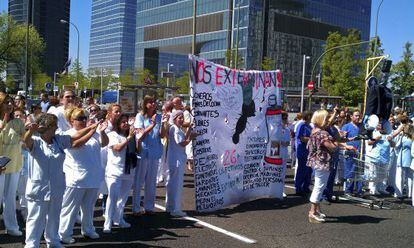El personal no sanitario del Hospital de la Paz de Madrid durante una protesta, el pasado julio, en contra de los posibles recortes que afectarían a la plantilla.