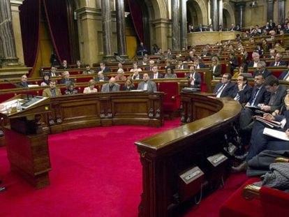 El presidente de la Generalitat, Carles Puigdemont, durante unade sus intervenciones en el plenodel Parlamento de Catalu&ntilde;a.