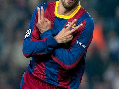 El defensa del FC Barcelona Gerard Piqué celebra el gol marcado ante el Shakhtar, el tercero de su equipo, señalando con los dedos el 22, el número de camiseta de Abidal, que entró en el quirófano hace tres semanas para operarse de un cáncer en el hígado.