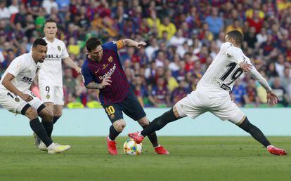 Messi, ante Rodrigo y Coquelín en la última final de Copa.