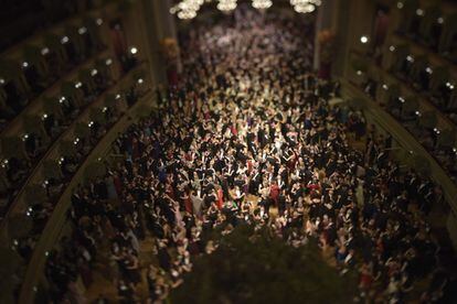Invitados bailando un vals durante la apertura del tradicional Baile de la Ópera, en Viena (Austria).