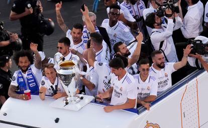 Los jugadores del Real Madrid llegan a la plaza de Cibeles para celebrar la decimocuarta Champions.