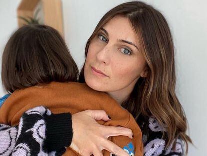 Alba Carreres, periodista y autora de ‘Criar amb humor’, con su hija en brazos.