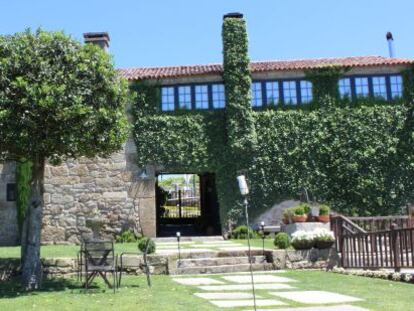 La casa de los Pintos es paradigma del respeto de esta familia de viticultores por la tradición, la arquitectura, el paisaje y, por encima de todo, las viñas, la uva y el vino.