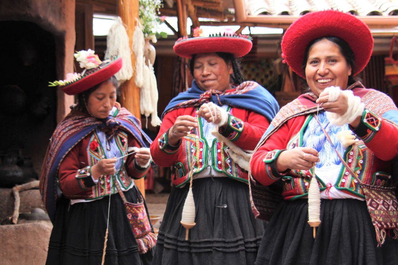 Mujeres quechuas visten orgullosamente sus trajes tradicionales en la ciudad de Cuzco, Perú.
