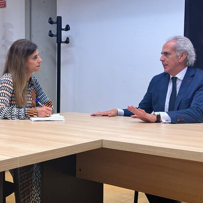 La gente no da crédito a lo que se ve en la pared junto a un consejero de Ayuso: “¿Ese póster es real?”