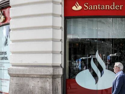 Un hombre pasando por delante de una sucursal de Banco Santander en Madrid