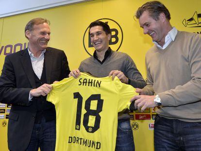 Hans Joachim Watzke, presidente del Burussia Dortmund, junto al director deportivo Michael Zorc y a Nuri Sahin en el momento de su presentación