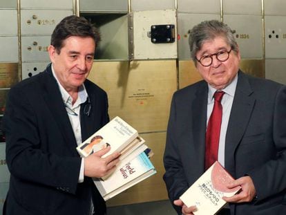 El director del Instituto Cervantes, Luis García Montero, y el escritor peruano Alfredo Bryce Echenique, en la Caja de las Letras de la institución.