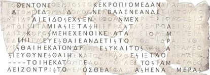 Esta inscripción registra un decreto relativo a la Acrópolis de Atenas y data del 485/4 A . Marsyas, Museo Epigráfico.