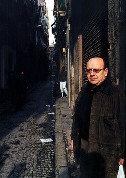 Manuel Vázquez Montalbán, fotografiado en el Raval de Barcelona.