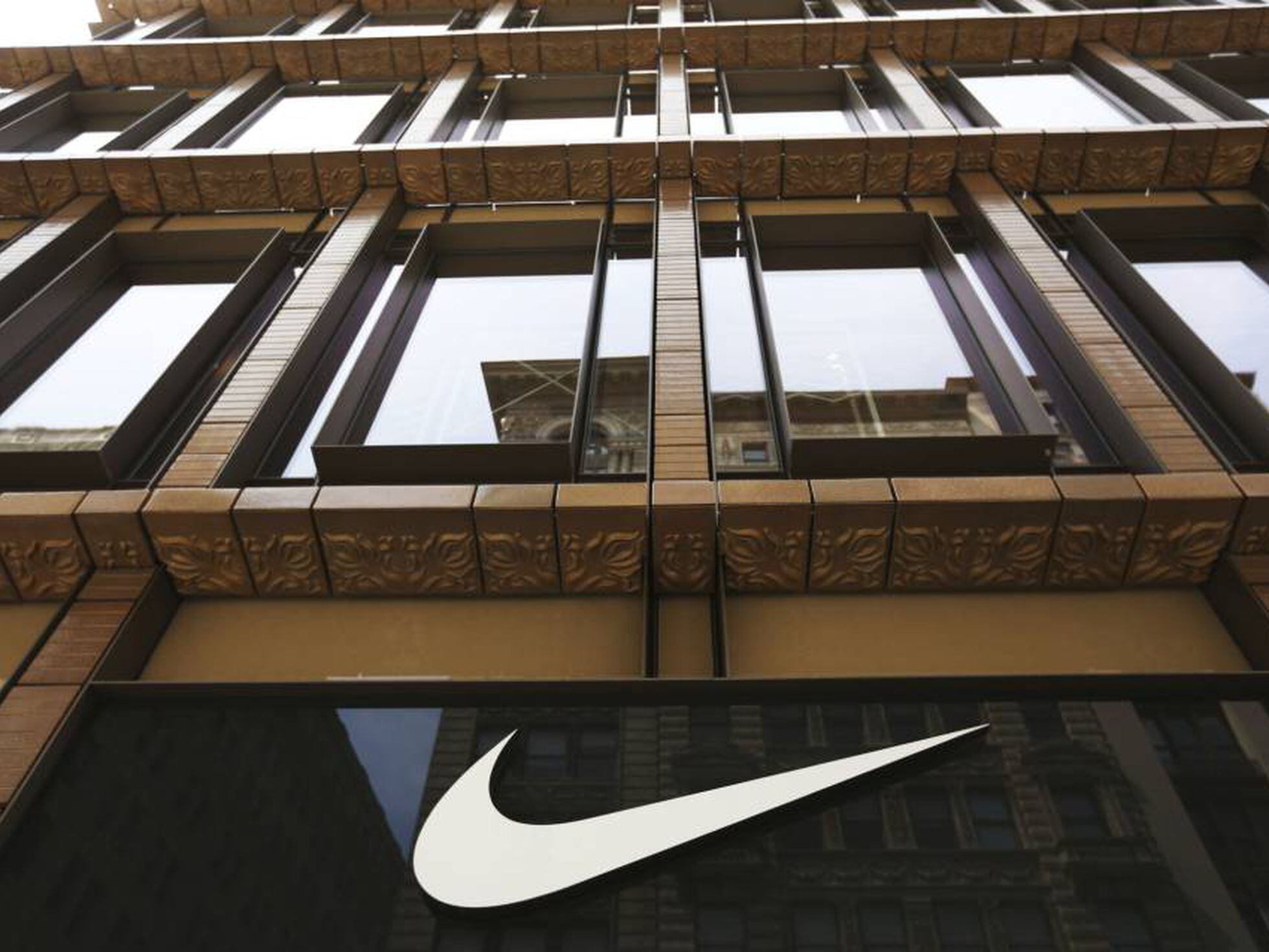 Traición ala Desconocido Nike claudica y venderá directamente sus productos en Amazon | Economía |  EL PAÍS