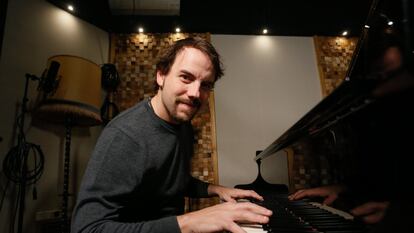 El pianista de jazz salmantino Daniel García durante un ensayo en su estudio de grabación en Madrid.