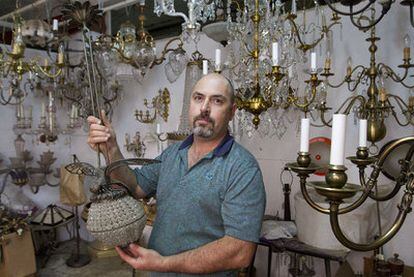 Antonio Monroy, en su taller de restauración e invención de nuevas lámparas en Priegue (Nigrán).