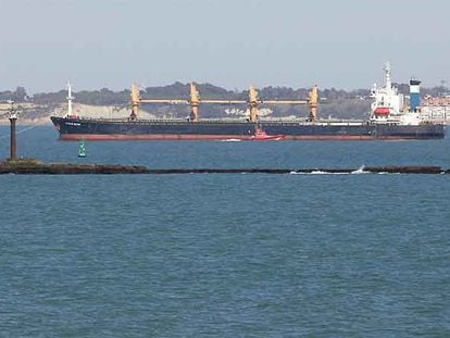 El buque <b><i>Ocean Globe</b></i> encallado ante el Faro de las Puercas (Cádiz).