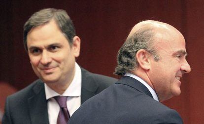 El ministro de Economía español, Luis de Guindos, y su homólogo griego, Filippos Sachinidis.