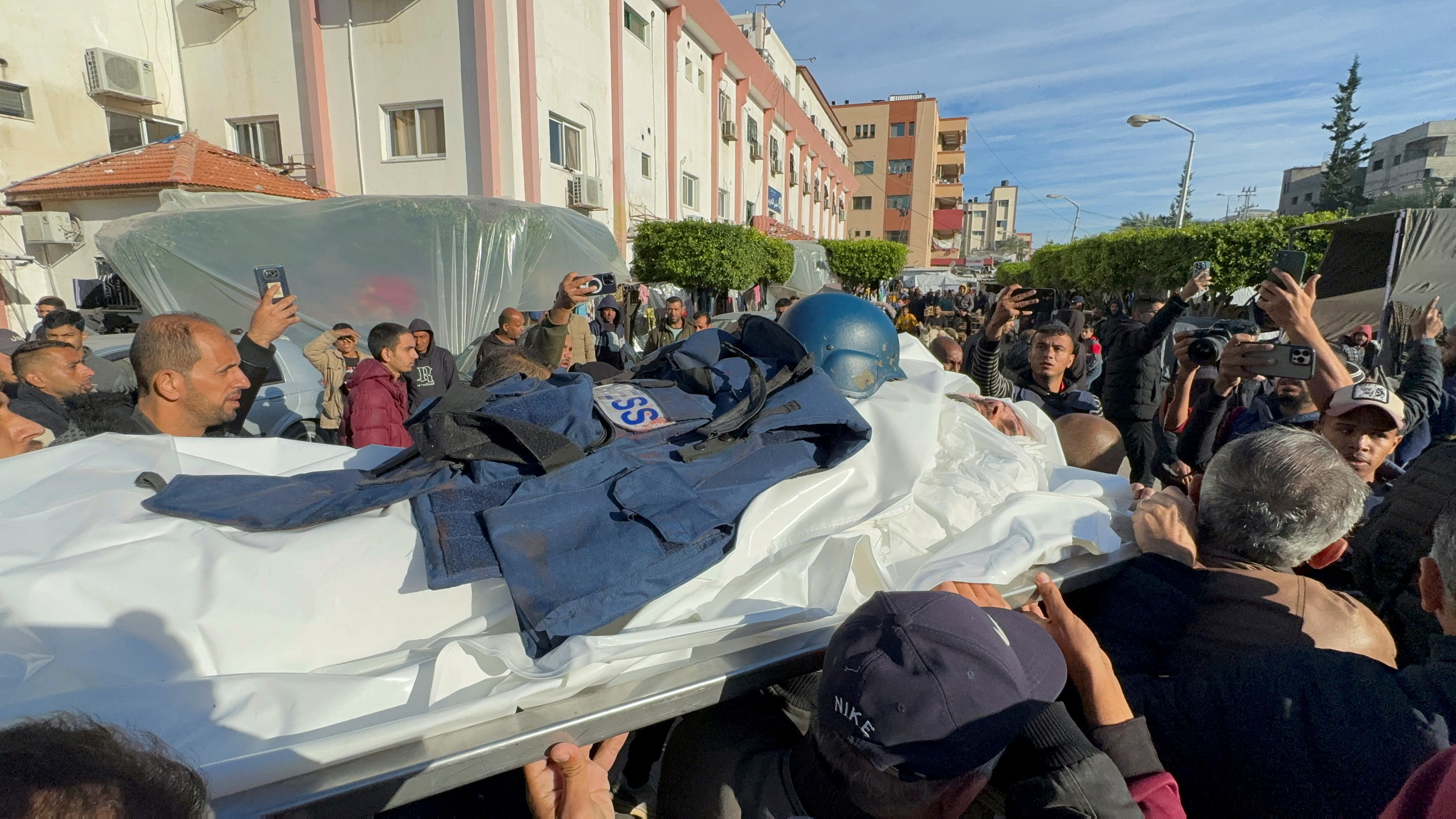 Cientos de personas despiden al cámara de Al Jazeera Samer Abu Daqa, que murió el viernes en un bombardeo israelí sobre Jan Yunis.