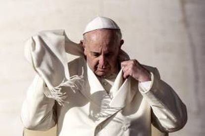 El papa Francisco se coloca la bufanda a su llegada a la plaza de San Pedro del Vaticano para presidir la audiencia general semanal el 8 de enero de 2014. EFE/Archivo